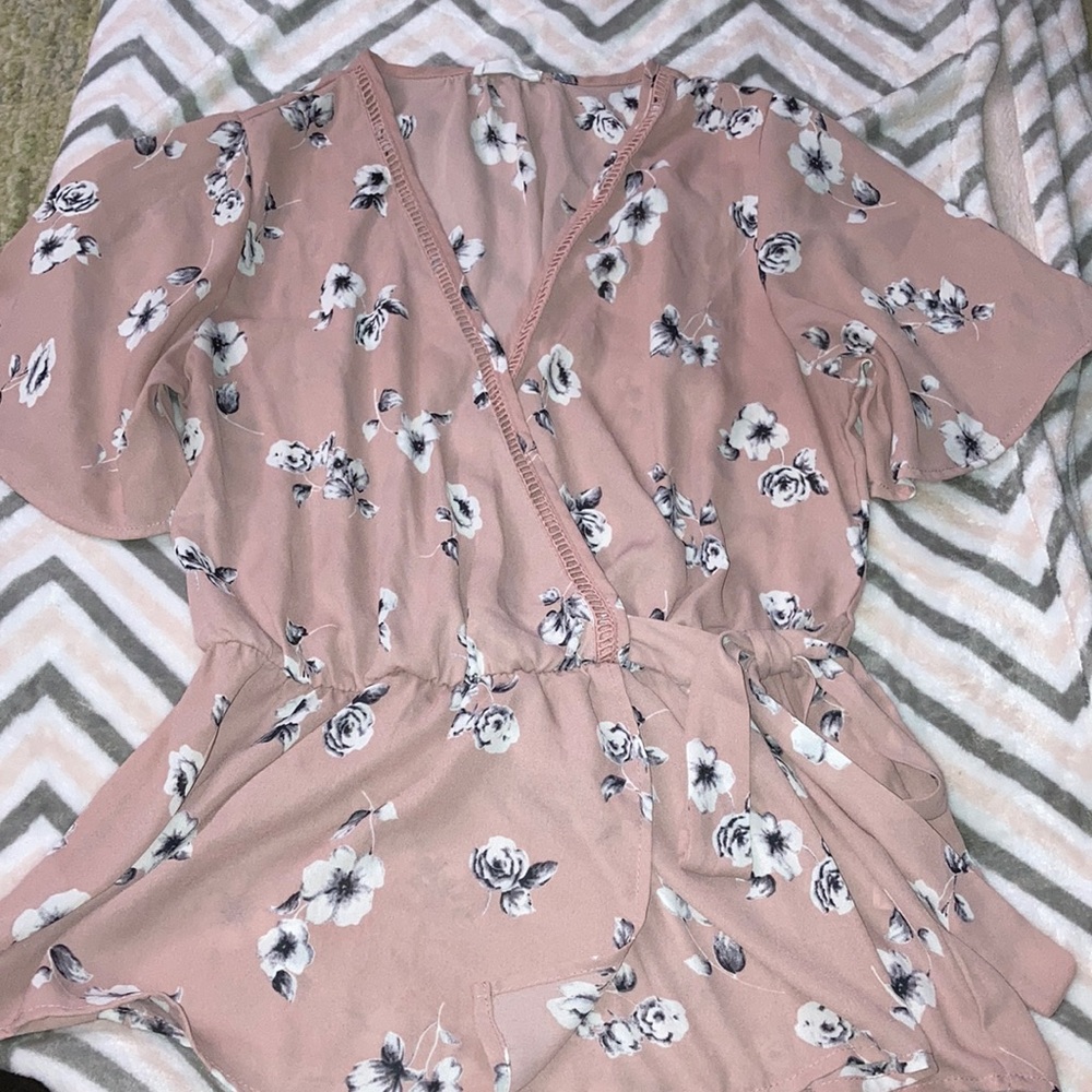 🔥4/$35🔥Flower vneck blouse